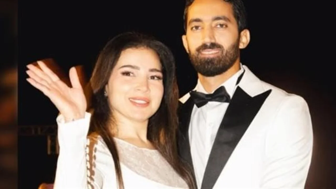 مي عز الدين تستعيد تألقها في أجواء دافئة مع زوجها بعد الأزمة الصحية